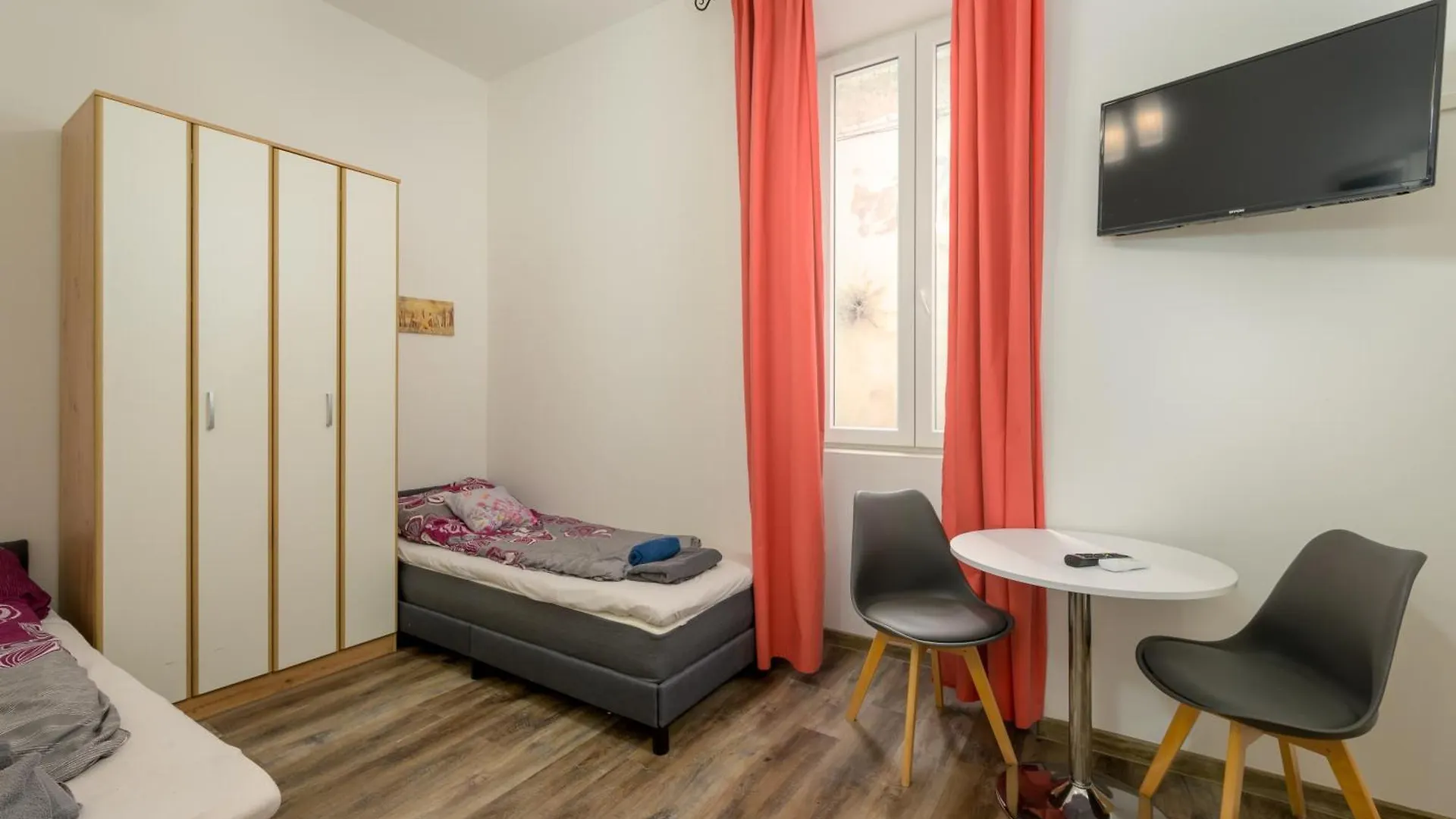 Studio Apartments Tiho & Nena Pula