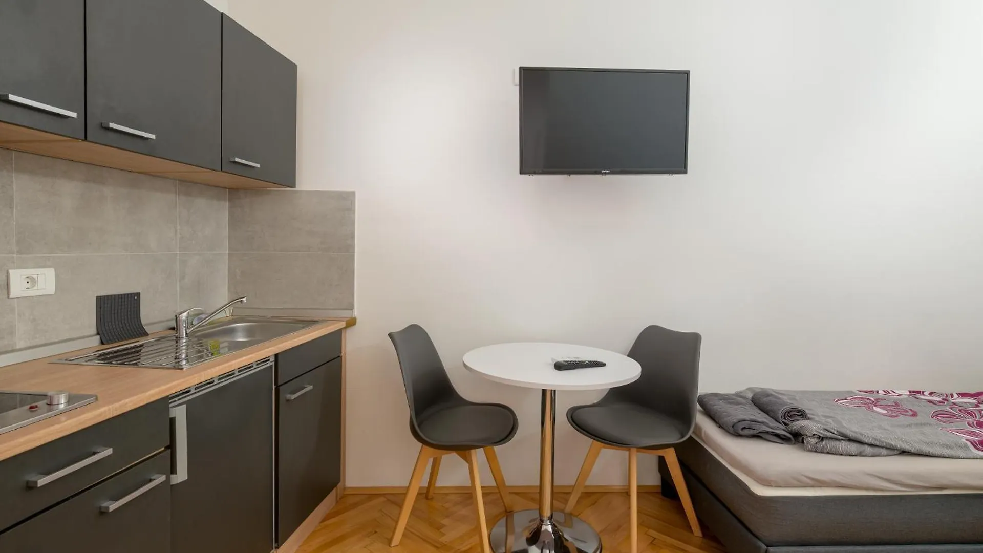 Studio Apartments Tiho & Nena Pula