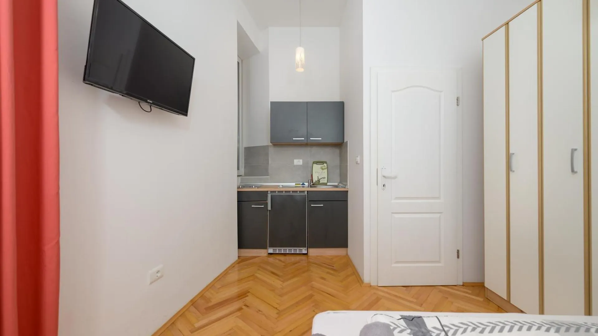 Studio Apartments Tiho & Nena Pula