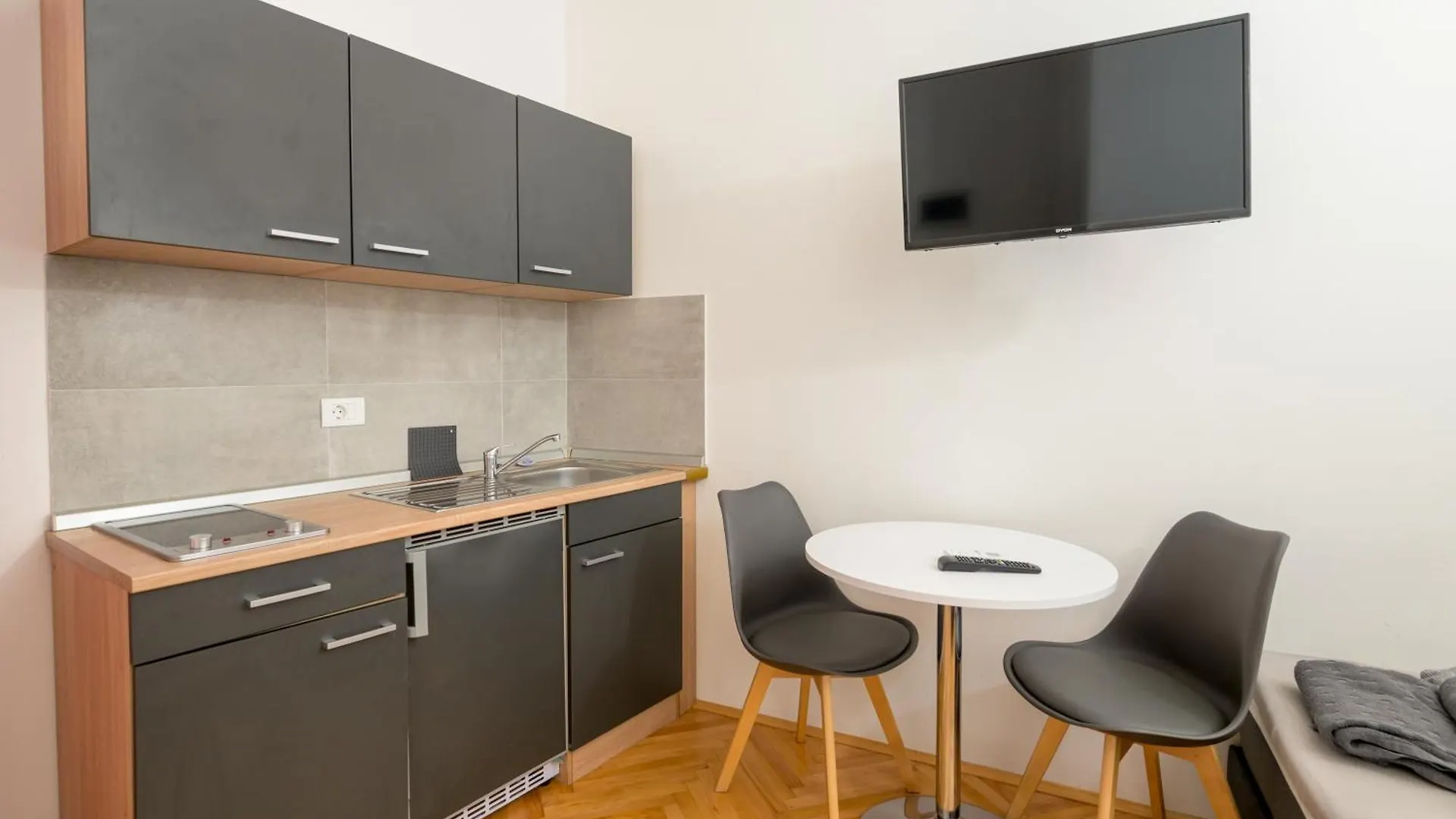 Studio Apartments Tiho & Nena Pula