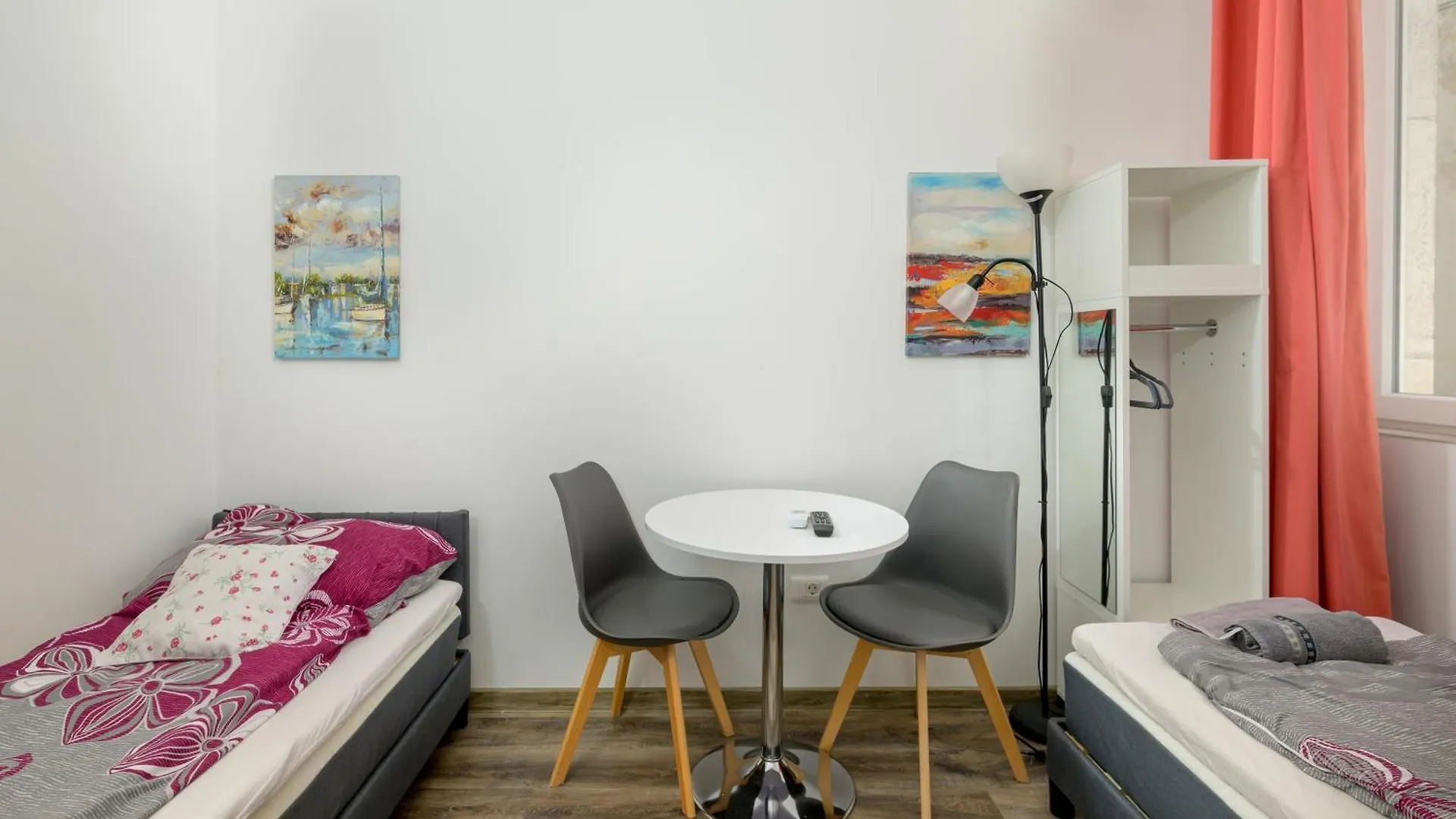 Studio Apartments Tiho & Nena 普拉